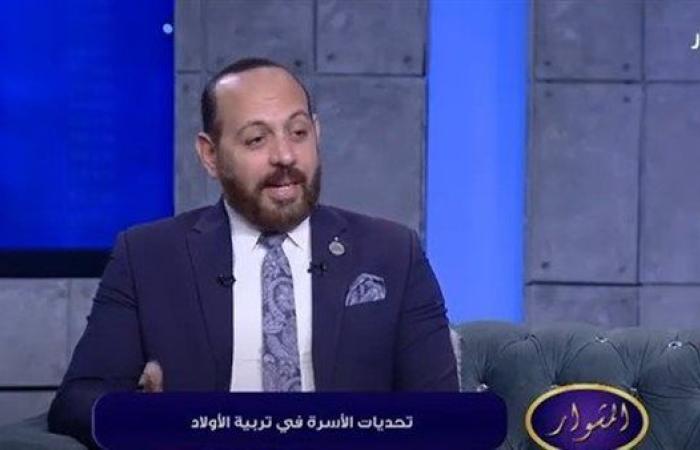 طبيب نفسي: سحب الهاتف من الطفل في هذه الحالة كارثة