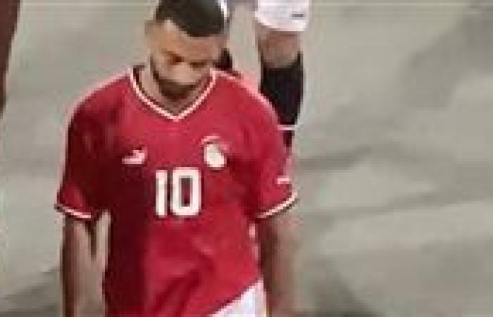 اعذرني مينفعش.. محمد صلاح يرفض طلب أحد الجماهير بالحصول على القميص الخاص به| فيديو