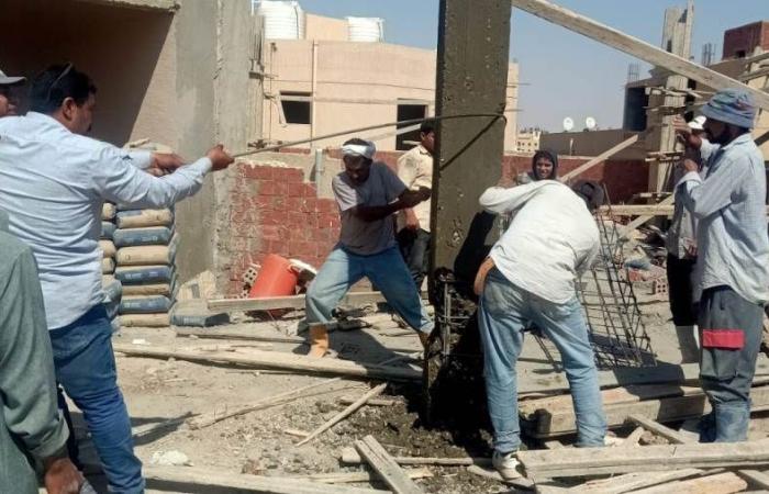 جهازالشروق يُنفذ إزاله فوريه لدور مخالف بأحد العقارات السكنية بالمدينة