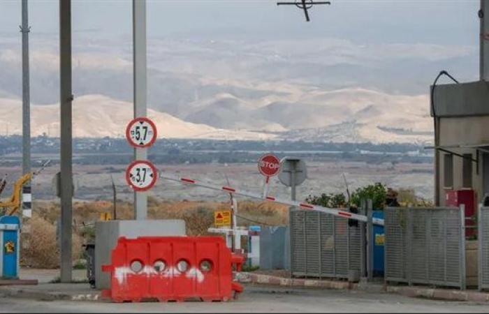 الأردن يعلن إغلاق جسر الملك حسين أمام حركة المسافرين المغادرين والقادمين حتى إشعار آخر