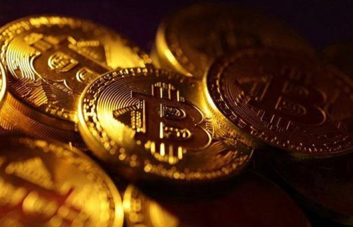 انخفاض سعر البيتكوين إلى 57 ألف دولار بالتزامن مع تكهنات خفض أسعار الفائدة