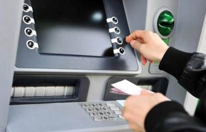 رسوم السحب والاستعلام عن الرصيد من ماكينات الـ ATM في 25 بنكًا